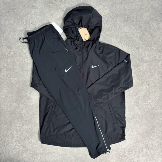 Nike UV Repel Windrunner
Black x Black Phenom Set